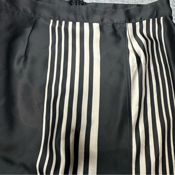 Halogen Geometric Print Crossover Satin Midi Skirt in Rich Black. Sz: 1 - Picture 8 of 10